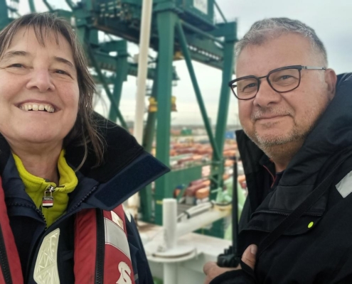 shows 2 people of the story